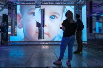 Was können Vorurteile anrichten? Demokratie-Parcours in Chemnitz entlarvt Schubladendenken und Verschwörungsmythen - Eine Elite gen-schnipselt sich Designerbabys zusammen - um Verschwörungstheorien wie diese, Fake News, Vorurteile und Populismus geht es auf einem Ausstellungsparcours im Chemnitzer Wirkbau.