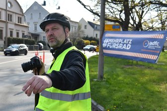 Was könnte in Freiberg besser laufen für Fußgänger und Radfahrer? - Thomas Oppermann leitet die ADFC-Ortsgruppe Freiberg. Das Archivfoto zeigt ihn bei einer Aktion an der Schillerstraße – auf der B 173 war mit Hilfe der Polizei vor einem Jahr kurzzeitig ein Pop-up-Radweg eingerichtet worden.