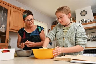 Was kommt auf den Tisch? Niedersteinbacher setzen auf Ideen von Oma und Mama - Wie gelingen Braten und Kuchen? In Niedersteinbach wird dieses Wissen von Generation zu Generation weitergegeben. Jetzt sollen die Rezepte in einem Buch gesammelt werden. Dafür setzt sich auch Kerstin Gluthmann ein, hier beim Backen mit ihrer Enkelin Lara.