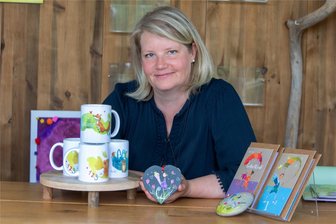 Was kommt in die Zuckertüte? Acht Tipps für Vogtland-Geschenke auf den letzten Drücker - Die Weischlitzer Künstlerin Stinella alias Elke Eckhardt hat auch Abc-Tassen im Angebot.