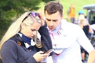 Was kommt nach Frenzel und Co? - Das Smartphone hilft beim Ergebnischeck: Terence Weber und Freundin Constanze.