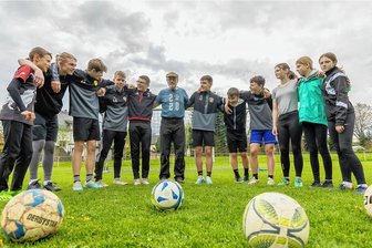 Was Konfirmanden aus Auerbach und Umgebung auf dem Kölner Fußballrasen wollen - Pfarrer Johannes Kaufmann (Mitte) trainiert drei Konfirmandinnen und neun Konfirmanden für das Finale des KonfiCups" an Himmelfahrt in Köln. Danach schauen die Konfis das DFB-Pokalfinale der Frauen. 