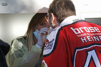 Was kosten die Coronatests ab jetzt? - Am Sonntagnachmittag war das Testen für Eishockey-Fans im Kunsteisstadion in Crimmitschau letztmals kostenlos. Künftig sind dafür 4 Euro fällig. 