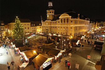 Was kosten Roster, Erdbeer-Glühwein und Zuckeräpfel auf dem Weihnachtsmarkt in Crimmitschau? - Der Crimmitschauer Weihnachtsmarkt findet von Freitag bis Sonntag statt. In 18 Buden werden verschiedene Leckereien, Geschenke fürs Fest und Weihnachtsartikel angeboten.