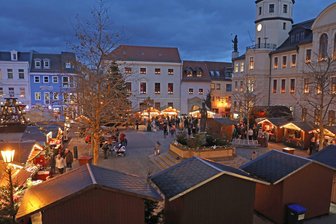 Was kosten Winzerglühwein, Wildbratwurst und Pfannkuchen auf dem Weihnachtsmarkt in Crimmitschau? - Der Weihnachtsmarkt vor dem Crimmitschauer Rathaus findet von Freitag bis Sonntag statt. Am Sonntag öffnen auch Geschäfte der Innenstadt für die Besucher.