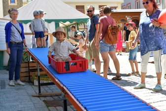 Was kostet das Freiberger Bergstadtfest? Fünf Tipps für Sparer und Genießer - Macht Spaß und kostet nichts: Der zweijährige Leo testet die Kistenrutsche an der Nikolaikirche.