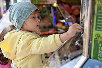 Was kostet ein Rummel-Besuch in Rochlitz? - Auf dem Rummel in Rochlitz kommt es drauf an, wofür man sich begeistert. Auch an Automaten kann man Geld ausgeben. Hier füttert Raya ein Spielgerät.