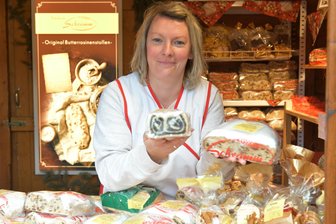 Was kostet ein Stand auf dem Freiberger Christmarkt? - Bei Loreen Oehme von der Bäckerei Schramm aus Dorfchemnitz sind auf dem Christmarkt der Mohnstollen und die Schoko-Mandel-Chili-Version die Renner. „Wir kommen recht gut mit den neuen Gebühren zurecht", sagt die Standleiterin.
