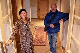 Was Kreative aus Berlin mit einer Villa in Bad Brambach vorhaben - Corinna Grund (links) und Jürgen Halm (rechts) wollen künftig in der grünen Villa an der Straße Hammer 18 in Bad Brambach Künstler und Touristen gleichermaßen empfangen. 
