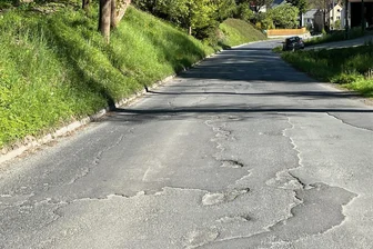 Was Kretschmer zu Bösenbrunns maroder Ortsdurchfahrt sagt - Die Schäden an der Fahrbahn der Hauptstraße in Bösenbrunn sind enorm. Was sagt der Ministerpräsident zum Sanierungsstau vor allem an den Straßen im Vogtlandkreis.