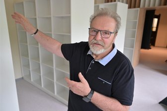 Was künftig in der „Alten Post“ in Jahnsdorf los sein soll - Im Gebäude zieht die Bibliothek des Heimatvereins Jahnsdorf ein – im Bild Herbert Pchalek vom Verein.