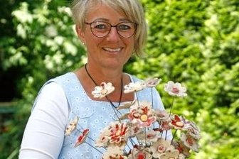 Was Kunstinteressierte zu Pfingsten geboten bekommen - Naturkeramik: Ute Schlicke öffnet ihr Grundstück in Langenchursdorf.