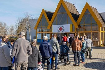 Was läuft schief beim Impfen? - Engpass: Am wieder geöffneten Impfzentrum im Vogtland in Eich liegen Wartezeiten bei drei Stunden. Nicht alle Wartenden haben Erfolg. 
