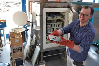 Was lange brennt, wird endlich gut: Töpfereien in Mittelsachsen und im Erzgebirge zeigen echte Handarbeit - Knut Forner in seiner Töpferwerkstatt. Am Wochenende zeigt er, wie er arbeitet.