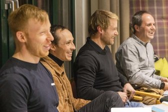 Was Legenden und Idole am Fichtelberg noch lernen können - Hatten ihren Spaß an dem Abend im Hotel von Jens Weißflog: Bahnradsportler Joachim Eilers, Nordisch Kombinierer Eric Frenzel, Fußballer Jan Hochscheidt und Ronny Kaiser, Laufbahnberater am Olympiastützpunkt Sachsen.