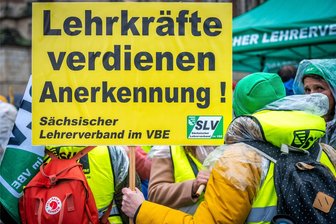 Was Lehrer verdienen - Zweiter Streik-Dienstag an Schulen in Sachsen - So wie hier am Tag vor dem Buß- und Bettag auf dem Theaterplatz in Chemnitz sollen auch am Dienstag dieser Woche Lehrer ihre Arbeit niederlegen. Der „Streiktag Bildung“ ist für mehrere Bundesländer angekündigt.