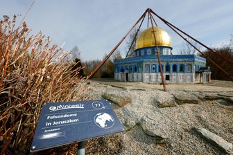 Was Lichtensteins Miniwelt mit dem Nahostkonflikt zu tun hat - Am Modell des Felsendoms in Jerusalem wurde „Israel“ durch „Palästina“ ersetzt. Um das Modell steht noch das Gestell der Einhausung.