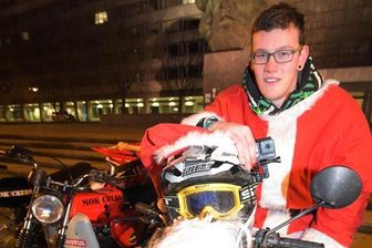 Was machen 15 Nikoläuse auf Mopeds in Chemnitz? - Nikolaustreffen vor dem Karl-Marx-Kopf in Chemnitz