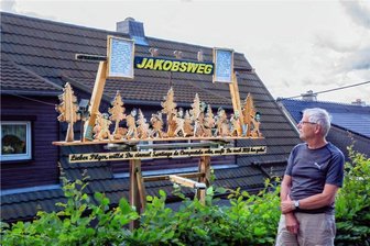 Was machen Angela Merkel und Lady Diana am Jakobsweg in Falkenau? - Roland Seifert wohnt am Sächsischen Jakobsweg und ist immer für einen Spaß zu haben.