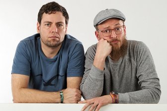Was machen wir am Wochenende? Ausgehtipps für Westsachsen - Das preisgekrönte Liedermacher-Duo Simon & Jan kommt mit seinem Programm „Das Beste“ am Samstagabend in den Alten Gasometer Zwickau.
