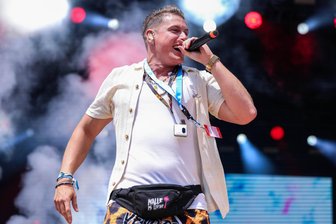 Was machen wir am Wochenende? Ausgehtipps für Westsachsen - Partyschlagersänger Calvin Kleinen, bekannt aus etlichen Reality-TV-Formaten, kommt am Samstagabend zur Malle-Party nach Zwickau.