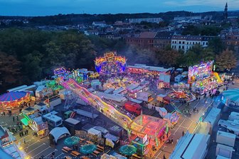 Was machen wir am Wochenende? Ausgehtipps für Westsachsen - Blick vom Riesenrad auf den Rummel beim Herbstvolksfest im vergangenen Jahr. In diesem Jahr gibt es neue Attraktionen.