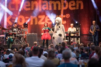 Was machen wir am Wochenende? Ausgehtipps für Westsachsen - Zum ersten Mal erlebt die Freilichtbühne Kirchberg ein Taschenlampenkonzert mit der Band Rumpelstil.