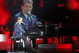 Was machen wir am Wochenende? Ausgehtipps für Westsachsen - Am 18. November 2014, 33 Tage vor seinem Tod, trat Udo Jürgens in der Stadthalle Zwickau auf. Beim Konzert am Freitagabend sind dort noch einmal seine größten Hits zu hören.