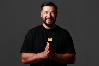 Was machen wir am Wochenende? Ausgehtipps für Westsachsen - Der deutsch-türkische Comedian Cüneyt Akan aus Wiesbaden ist am Freitagabend im Alten Gasometer Zwickau zu erleben.