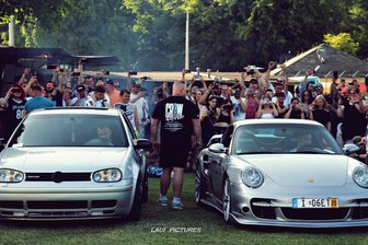 Was machen wir am Wochenende? Ausgehtipps für Westsachsen - Auf dem Parkplatz der Stadthalle Zwickau steigt am Sonntag das markenoffene Tuningevent „GSGM - RenDeepzvous“ mit Händlermeile, Ständen und verschiedenen Show-Acts.