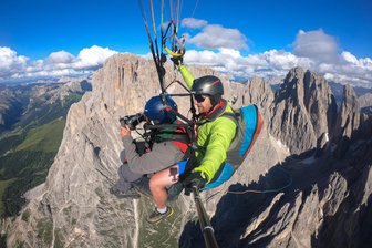 Was machen wir am Wochenende? Veranstaltungstipps für Zwickau und Westsachsen - Für spektakuläre Fotos und Videos von den Dolomiten in Südtirol hat sich Fotograf Stephan Schulz auch auf einen Gleitschirmflug begeben.