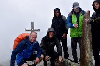 Was machen zwei Chemnitzer Bürgermeister und ein Mini-Karl-Marx in den Alpen? - Knut Kunze und Michael Stötzer (v. l.) stiegen mit anderen sogar auf 2703 Meter hoch.