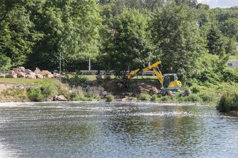 Was macht der Bagger am Zschopau-Ufer in Lichtenwalde? - In Höhe des Wanderparkplatzes in Braunsdorf wird das ausgespülte Ufer der Zschopau neu befestigt. Zum Einsatz kommt dafür ein spezieller Schreitbagger.