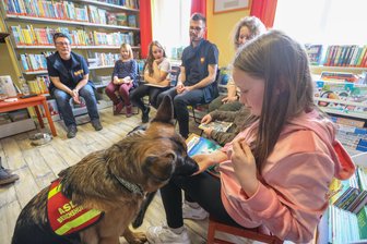 Was macht der Hund in der Bibliothek? In Niederwiesa gibt es ein neues Projekt für Grundschulkinder - Nach dem Vorlesen ein Leckerli: Die Schäferhündin Lara „arbeitet“ in der Bibliothek Niederwiesa mit.