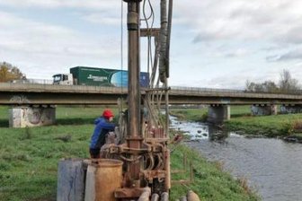 Was macht der XXL-Bohrer an der Flutrinne in Glauchau? - Die Bohrungen reichen bis zu 15 Meter tief in die Erde,