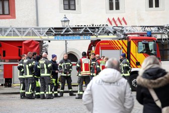 Was macht die Feuerwehr auf dem Zwickauer Weihnachtsmarkt? - Der Feuerwehreinsatz auf dem Domhof warf bei Passanten Fragen auf.