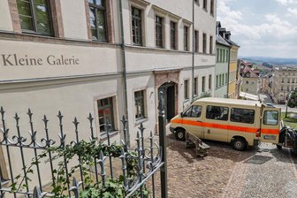 Was macht die Wasserwacht vor der Kleinen Galerie in Hohenstein-Ernstthal? - An der Kleinen Galerie in Hohenstein-Ernstthal sind am Dienstag Kunstwerke aus einem Transporter der Wasserwacht geladen worden. Wie geht das zu?
