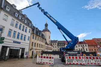Was macht die XXL-Hebebühne auf dem Markt in Glauchau? - Das Spezialfahrzeug mit Hebebühne steht seit Montag auf dem Markt in Glauchau.