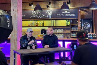Was macht DSDS-Star Pietro Lombardi in Chemnitz? - Musiker Pietro Lombardi (l.) und Kraftverkehr-Geschäftsführer Thomas Waldheim bei einem Treffen in der Event-Location. Ab 2025 will Lombardi verschiedene Formate in Chemnitz auf die Beine stellen.
