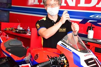 Was macht eigentlich Steve Jenkner ? - Steve Jenkner hat nach seiner aktiven Karriere als Motorrad-Rennfahrer die Seiten gewechselt. Er schraubt jetzt an den Maschinen der Grand-Prix-Stars. Dort ist er ein gefragten Mann in Sachen Fahrwerkseinstellung.