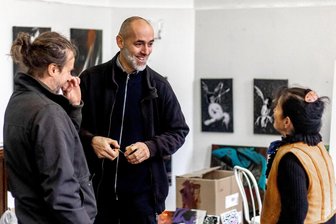 Was macht eigentlich Uwe? Neue Kunst aus Etzdorf für die Kulturhauptstadt Chemnitz - Hier entstand die Kunst für die Schau in Chemnitz: Jens Ossada im Gespräch mit Dagmar-Ranft-Schinke und Guido Günther (l.) im Umspannwerk in Etzdorf, kurz Uwe.
