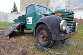 Was macht ein Oldtimer im Meeraner Stadtgarten? - Der Framo-Oldtimer steht im neuen Stadtgarten in der Innenstadt von Meerane.