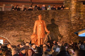 Was macht eine riesige Bismarck-Statue bei der Oelsnitzer Schlossweihnacht? - Rund 4,80 Meter groß ist die Statue von Otto von Bismarck. Sie war zur historischen Schlossweihnacht auf Schloss Voigtsberg in Oelsnitz ein Hingucker.