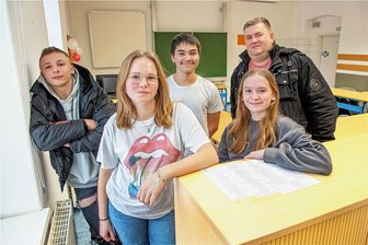 "Was macht für euch eine gute Schule aus?" - Schüler aus Flöha antworten - Max Fischer (v. l.), Maya Porstmann, Mark Eichhorn und Lilli Wahler vertreten die Schüler der Oberschule Flöha-Plaue, Ronny Weiß sitzt im Elternrat.