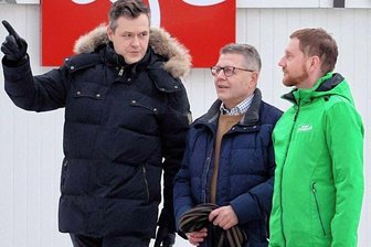 Was macht Michael Kretschmer im Sahnpark? - ETC-Vereinschef Matthias Gerth (Mitte) mit Jan Löffler (links) und Michael Kretschmer auf dem Weg zur Eispiraten-Partie. 