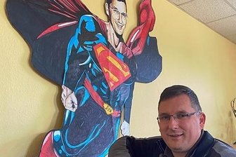 Was macht Superman im Büro von Jens Juraschka? - Jens Juraschka vor der Superman-Pappfigur in seinem Büro.
