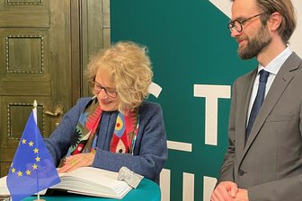 Was macht Zürichs Stadtpräsidentin in der Kulturhauptstadt Chemnitz? - Schulamtsleiter Jirka Meyer empfing die Zürcher Gäste rund um Corine Mauch im Rathaus.