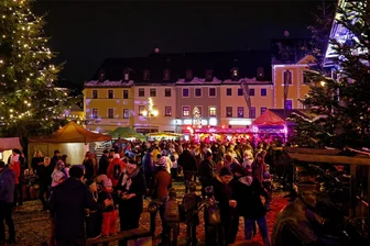 Was man in Familie auf dem Glauchauer Weihnachtsmarkt erleben kann - Vergangenes Jahr wurde der Glauchauer Weihnachtsmarkt rege besucht.