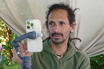 „Was mich am meisten schockiert hat, war das Wetter“: 40-jähriger Kubaner dreht in Zwickau Videos über den deutschen Alltag - Luis Gonzáles Frómeta dreht seine Videos häufig zu Hause.