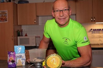 Was Mister Olympia aus Neukirchen erfolgreich macht - Der 53-jährige Neukirchener Jens Berthold, jüngst zum Mister Olympia im Natural Bodybuilding gekürt, muss für seine Wettkampferfolge auch immer die Speisewaage zur Hand haben.